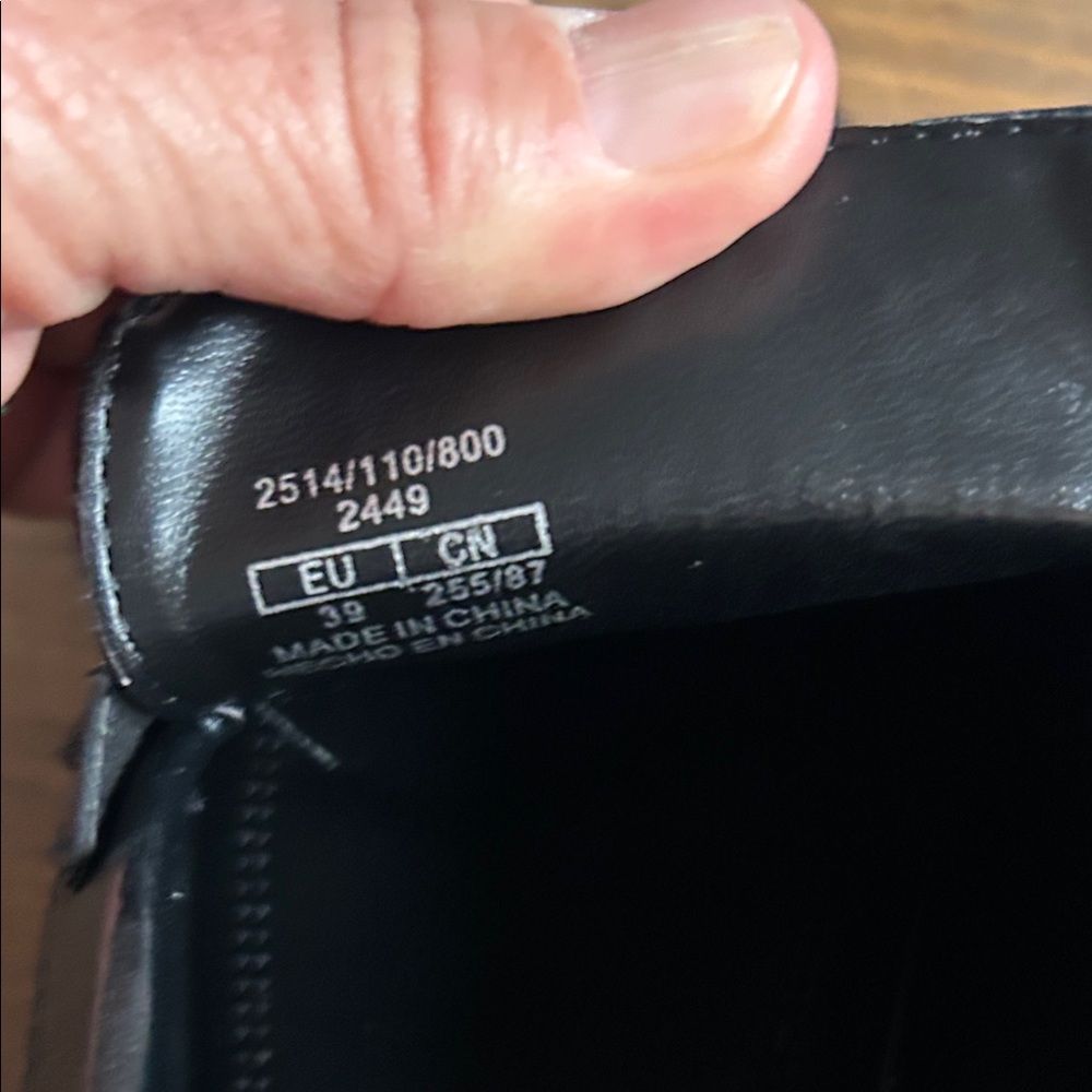 Zara Women's Black Flats with Gold Detailing - Picture 3 of 5